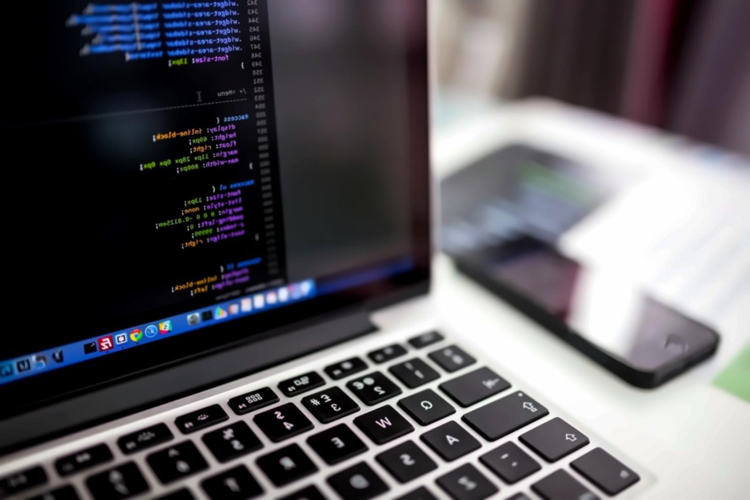 Sesión práctica de desarrollo donde estudiantes programan mecánicas de juego